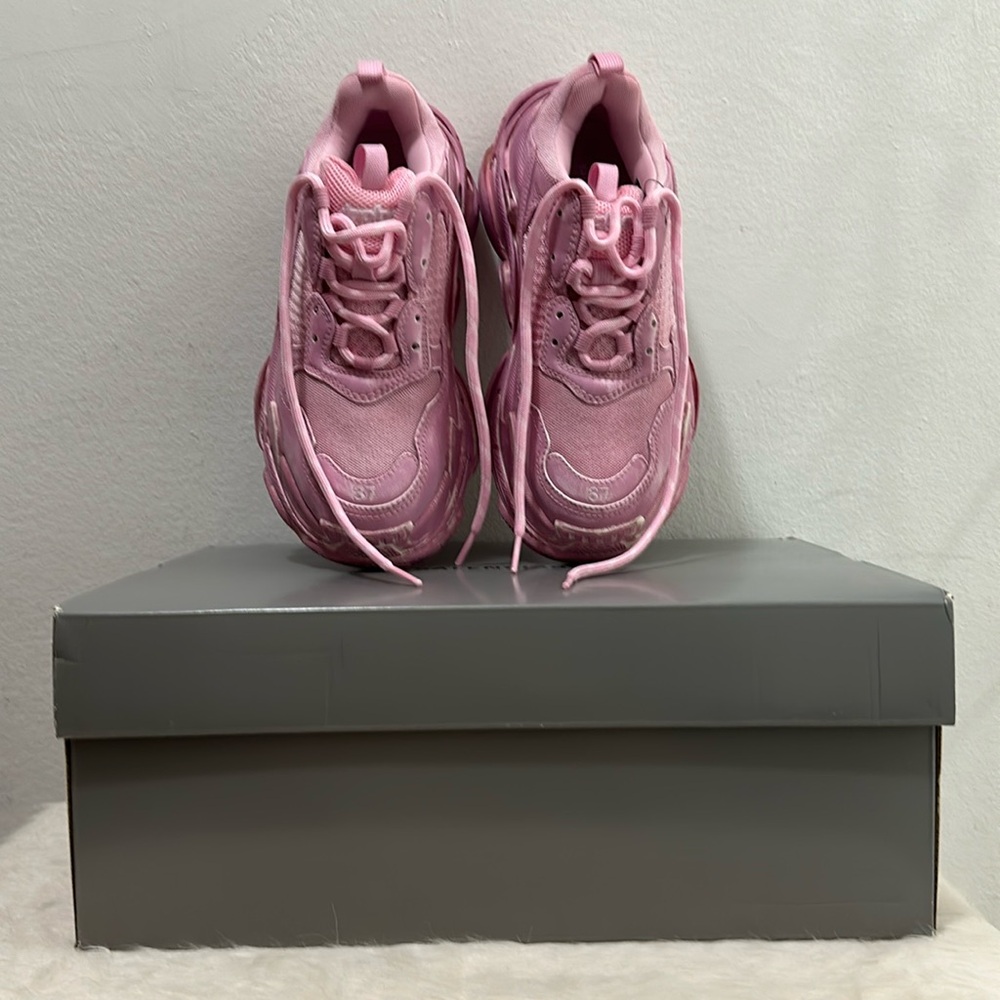 Balenciaga brand new triple s sneaker faded pink ( faded/mncl) size 37
